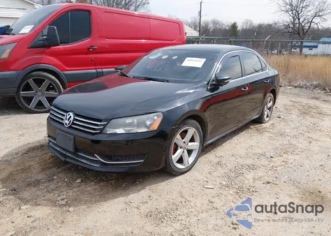 2012 Volkswagen Passat 2.5L Se z USA, uszkodzony, nr VIN 1VWBH7A38CC063298